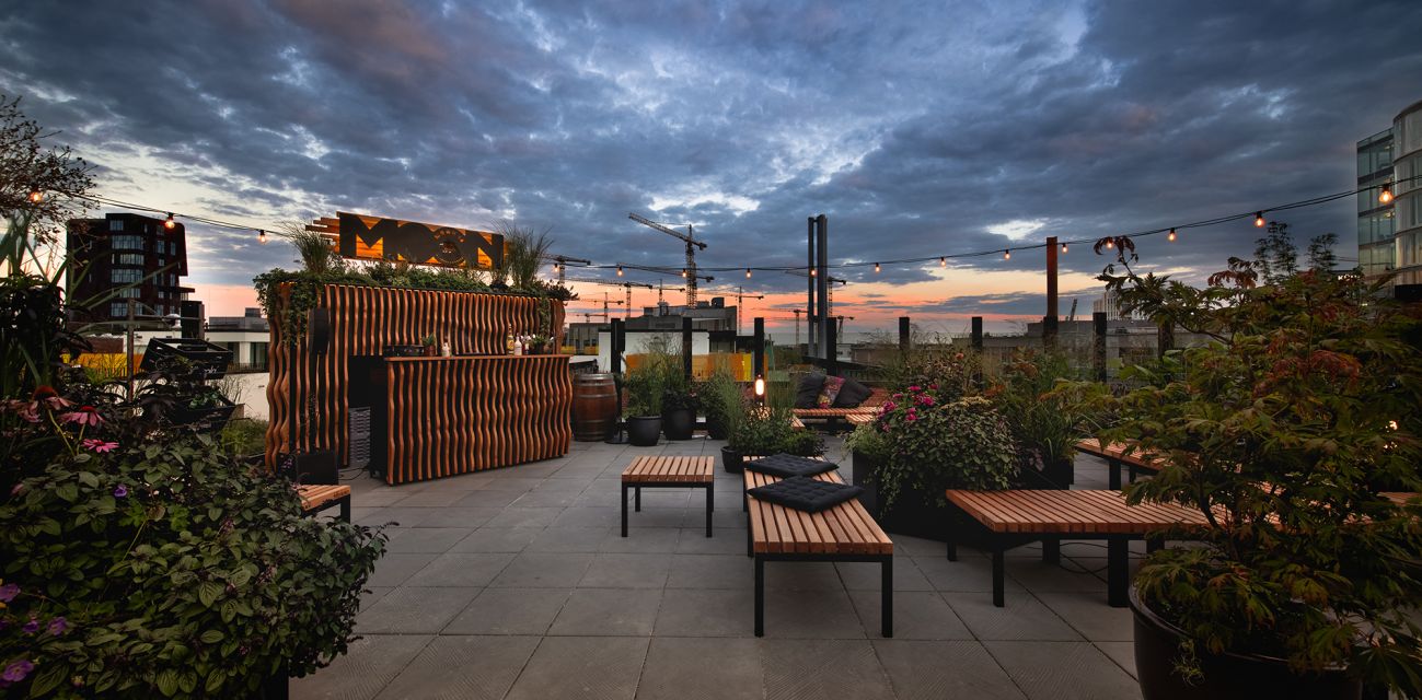 Dachterrasse HafenCity mit Rooftop-Bar MOON 46 bei Sonnenuntergang