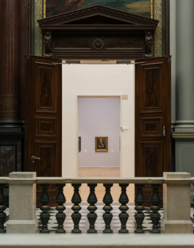 Blick durch geöffnete Tür in Ausstellungsraum in der Kunsthalle Hamburg