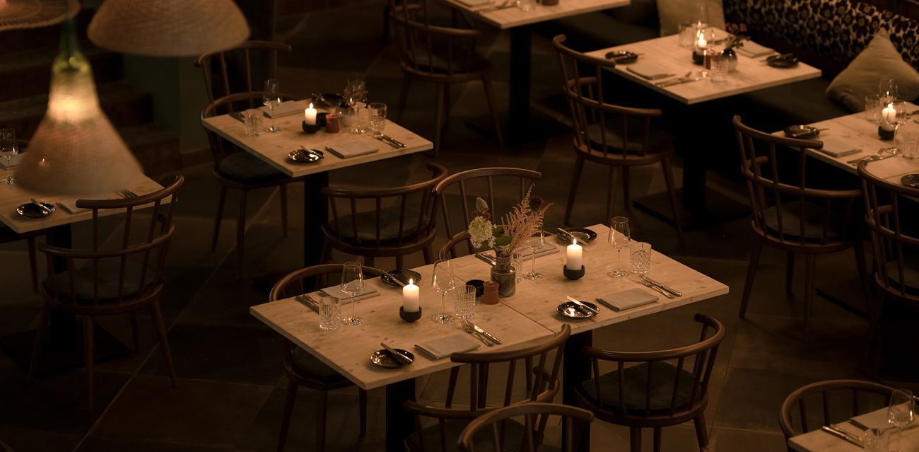 Tables set with lighted candles at KITCHENS Restaurant HafenCity