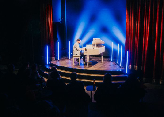 Klavier Konzert in der Hafenbühne im PIERDREI Hotel HafenCity Hamburg
