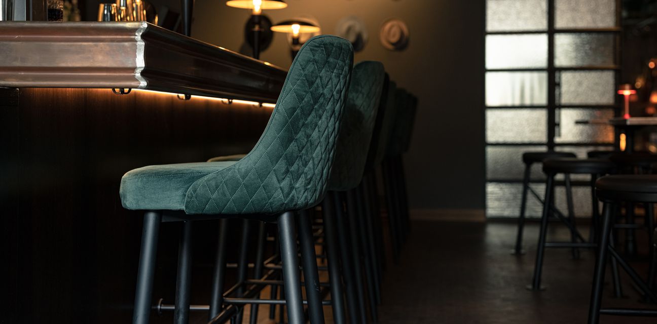 Bar stools at the counter of Three Fingers Bar HafenCity