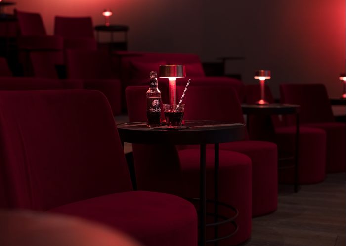 Fritz Cola Glas und gemütliche Couch und Sessel in der Hafenbühne im PIERDREI Hotel HafenCity Hamburg