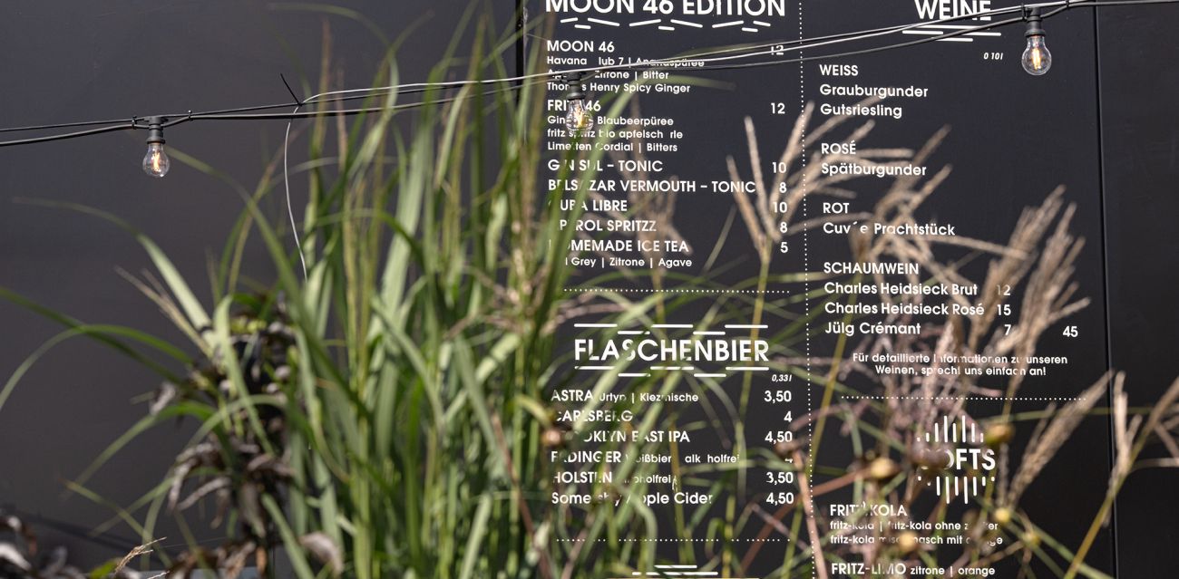 Schemenhaft erkennbare Getränkekarte in der MOON 46 Bar HafenCity