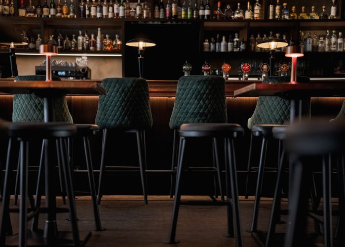 Gemütliche Bar mit Barhocker, und Barstühle in der Three Fingers Bar im PIERDREI Hotel HafenCity Hamburg