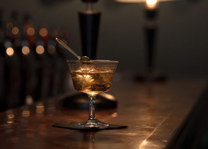 Cocktail auf dem Bartresen in der Three Fingers Bar im PIERDREI Hotel HafenCity Hamburg