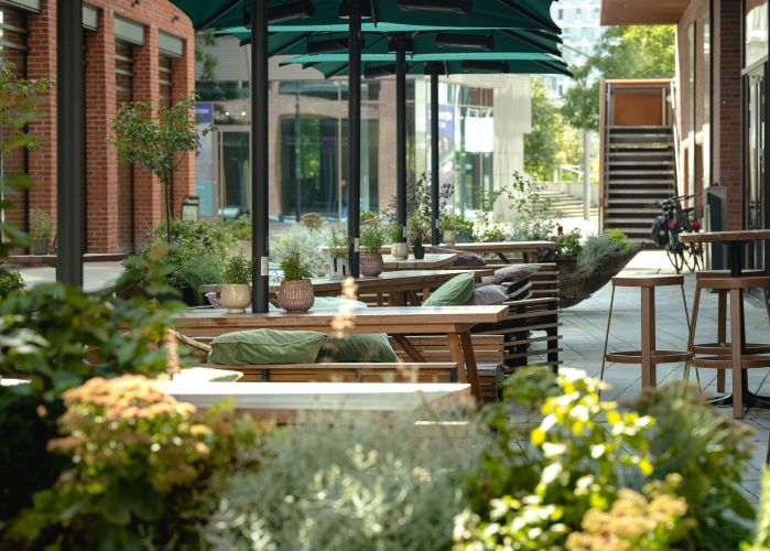 Lunch im KITCHENS Restaurant mit grüner Bepflanzung im Sommer im PIERDREI Hotel HafenCity Hamburg