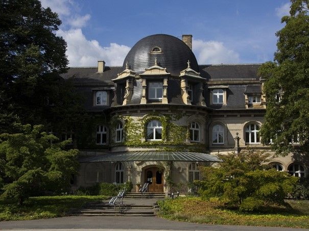 altes Gebäude auf dem Ohlsdorfer Friedhof