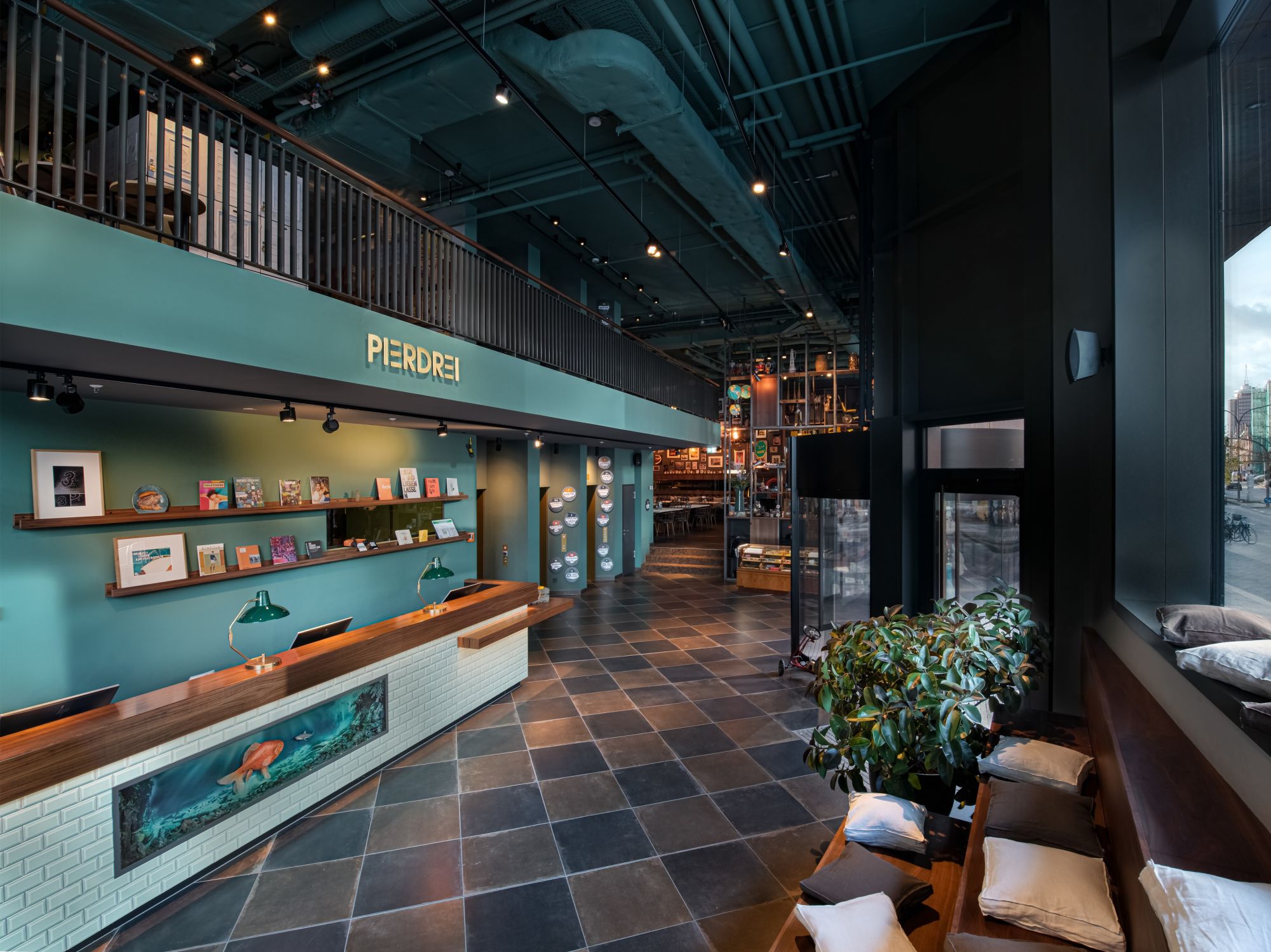 Eingangsbereich PIERDREI Hotel HafenCity Hamburg und Hotellobby mit Rezeption