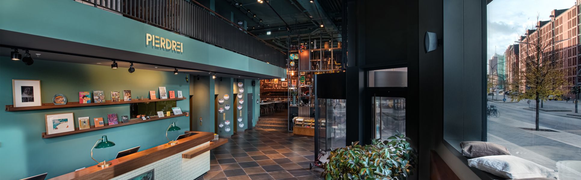 Rezeption und Eingang des PIERDREI Hotel HafenCity Hamburg 