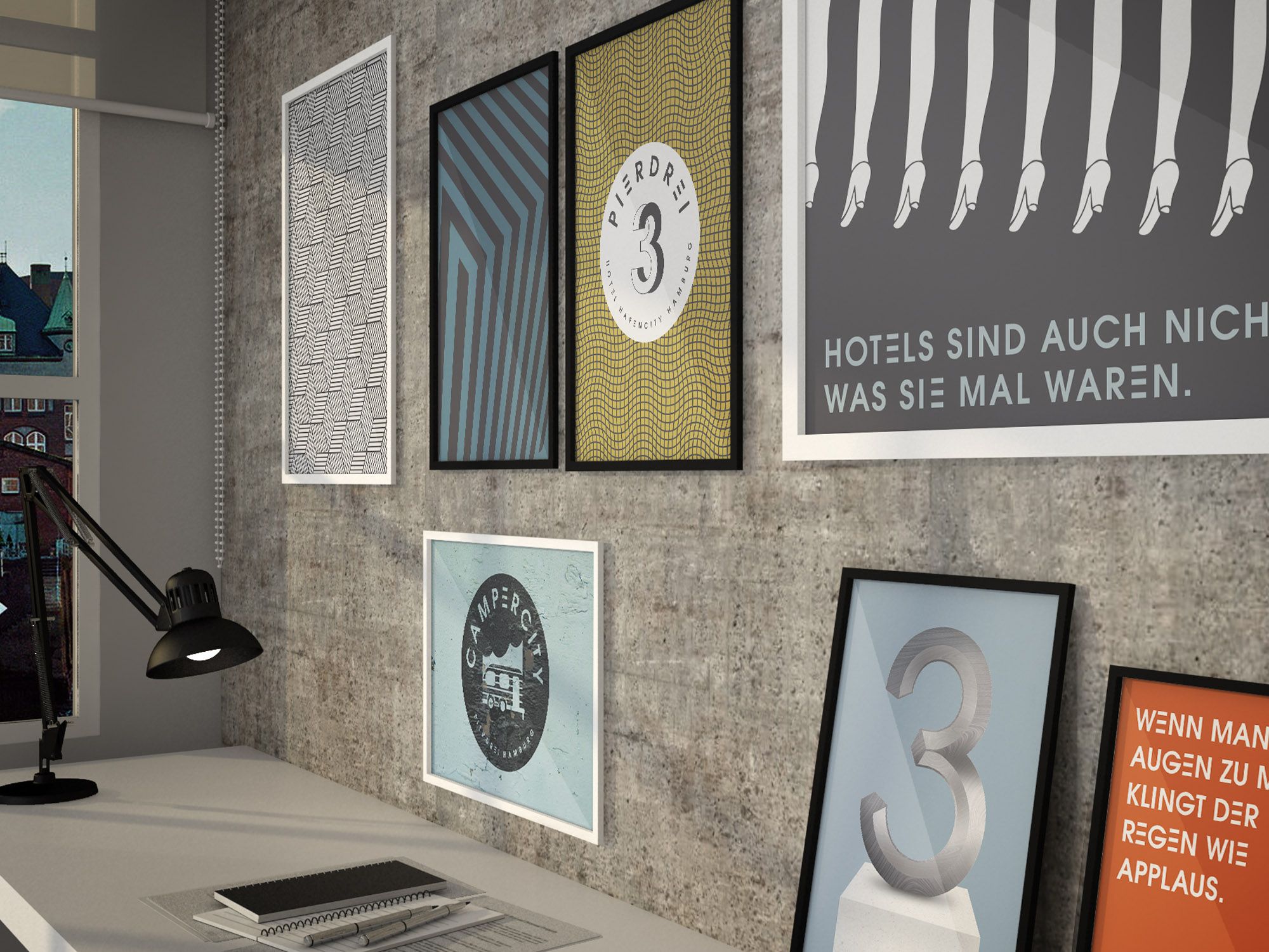 Gerahmte Logos des Hotels PIERDREI und grafische Designs an einer rustikalen Wand