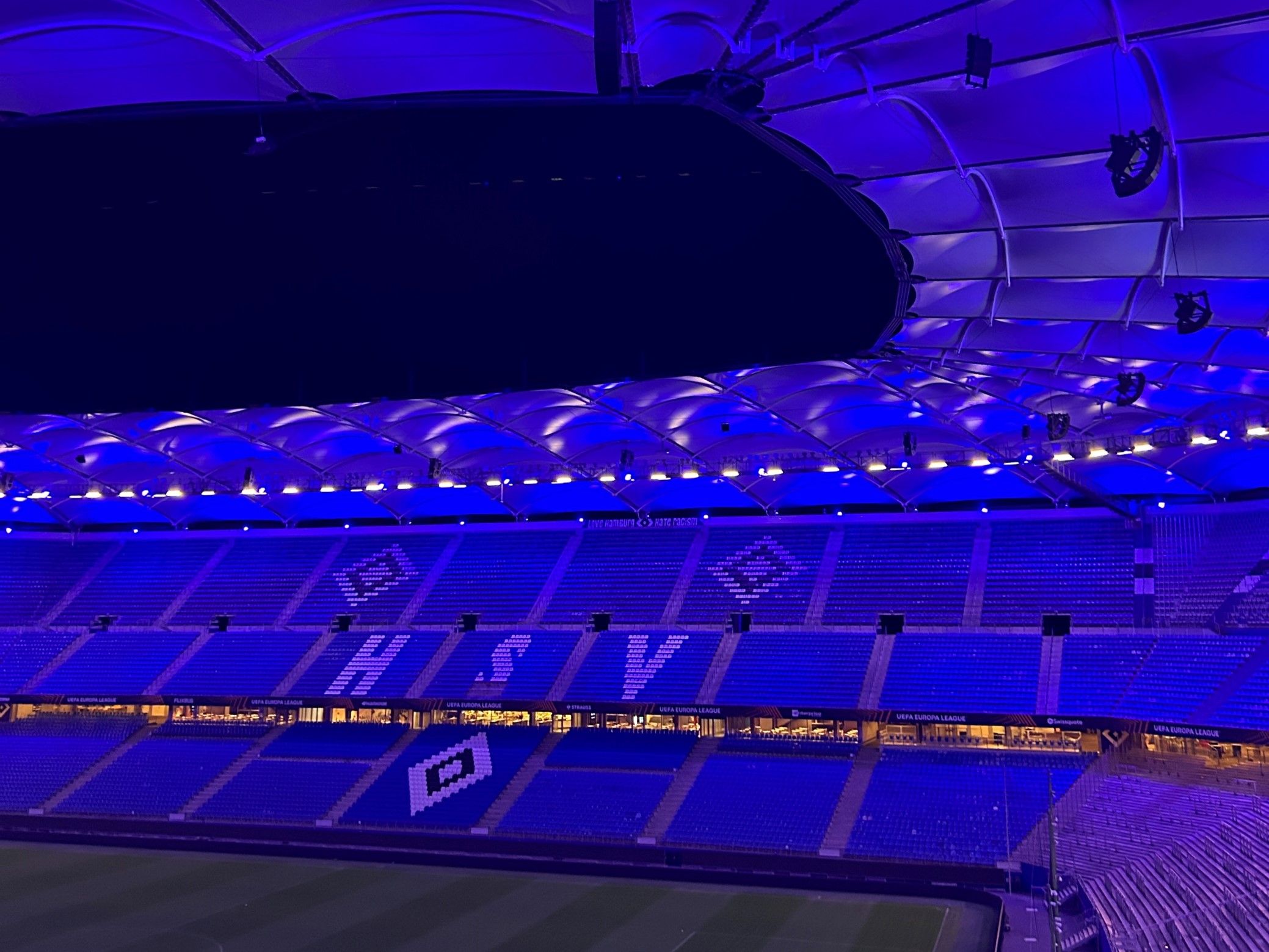 HSV Stadion von innen bei Nacht